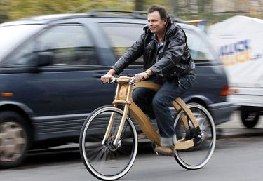 德国设计师发明木质电动自行车 售价高达3000欧元